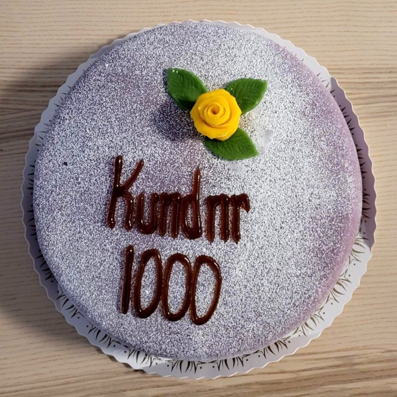 En tårta där det står Kundnr 1000